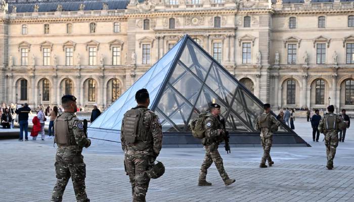 Un Plan de Poca Monta: Cómo Ladrones de Poca Monta Lograron el Millonario Atraco al Louvre