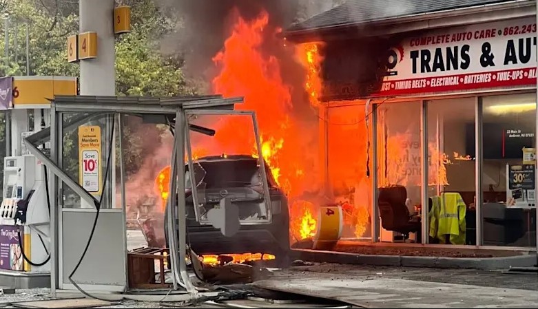 Héroes Anónimos Salvan a Conductor Devorado por Llamas en una Gasolinera del Condado de Sussex