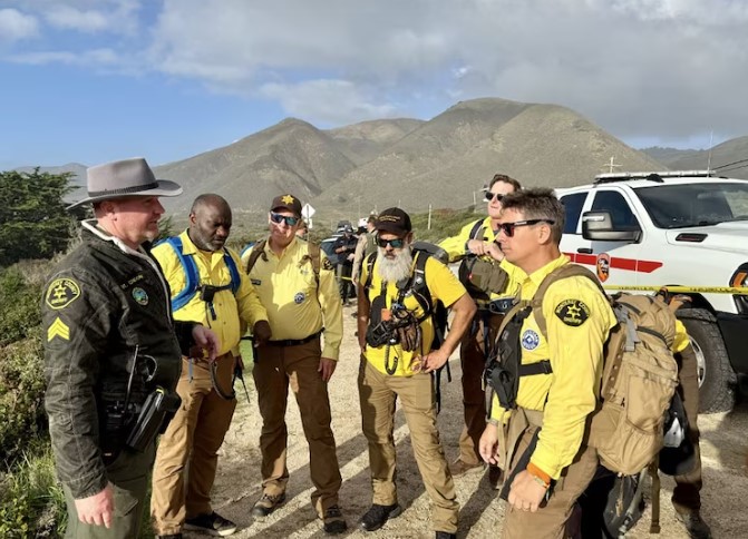 Tragedia en el Océano: Padre e Hija de 7 Años Mueren Tras Ser Arrastrados al Pacífico por Ola Gigante