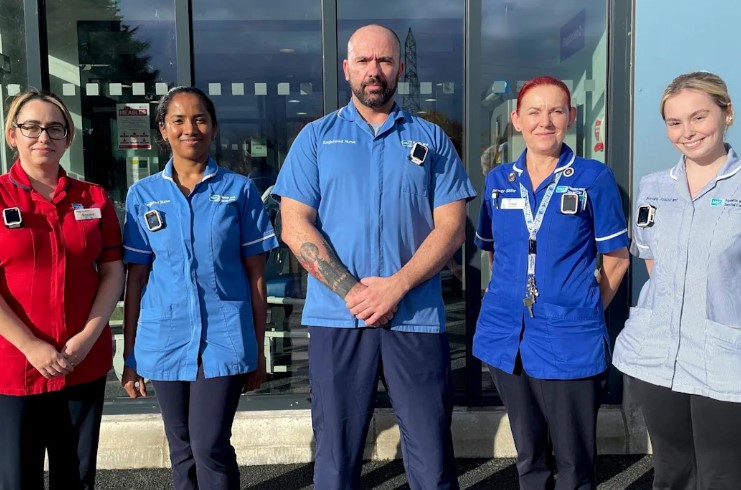 Hospitales del Reino Unido Prueban Cámaras Corporales para Combatir la Creciente Violencia contra el Personal