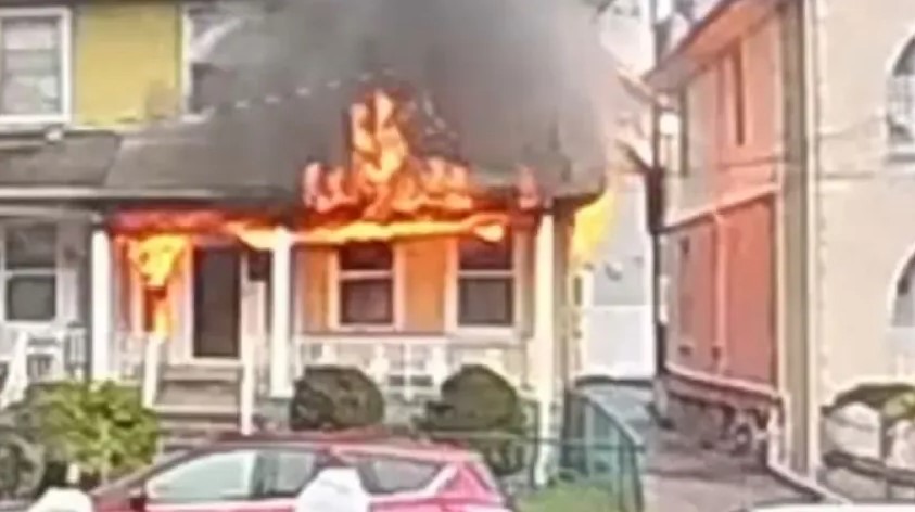 Familias Escapan de un Incendio Feroz: Siete Heridos en Devastador Fuego en Elizabeth