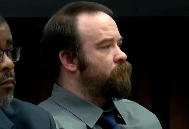 Hombre de Iowa Condenado por Cuatro Cargos de Asesinato en Golpiza Fatal con Tubo de Metal