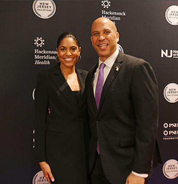 El Senador Cory Booker se Casa con Alexis Lewis en Ceremonias Duales, Uniendo Fe y Legado Político