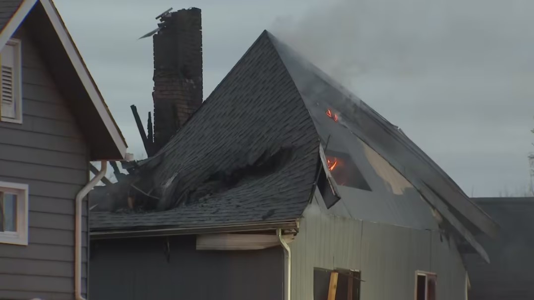 12 Residentes Escapan de Incendio en Edificio de Apartamentos de New Castle; 2 Perros Fallecen