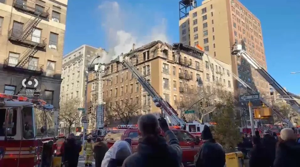 Incendio de Cuatro Alarmas Devasta Edificio de Apartamentos en el Upper West Side; Llamas y Humo Salen del Techo