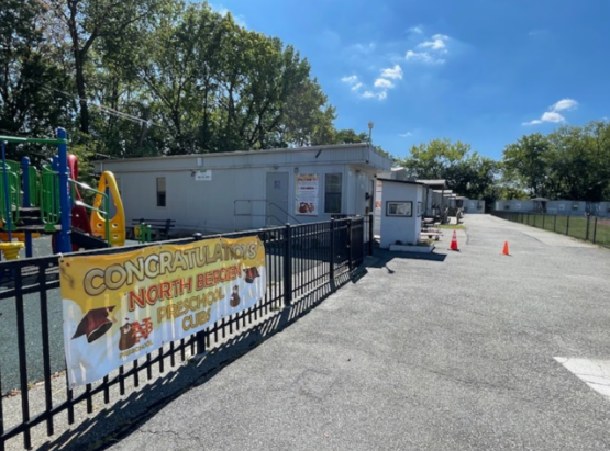 Retiran las aulas móviles temporales después de 24 años. Ahora los residentes reclaman su parque